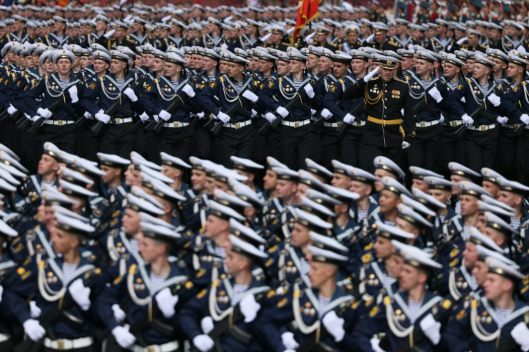 Des marins russes défilent lors de la parade militaire du Jour de la Victoire sur la Place Rouge, à Moscou, le 9 mai 2025 ( AFP / STRINGER )
