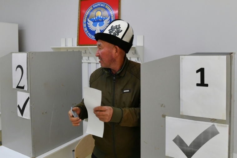 Vote lors des législatives anticipées au Kirghizstan près de la capitale Bichkek, le 30 novembre 2025 ( AFP / Vyacheslav OSELEDKO )