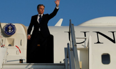 Le secrétaire d'État américain Antony Blinken salue alors qu'il monte dans son avion à Amman, en Jordanie