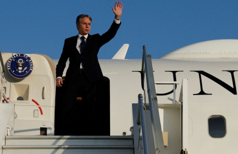 Le secrétaire d'État américain Antony Blinken salue alors qu'il monte dans son avion à Amman, en Jordanie