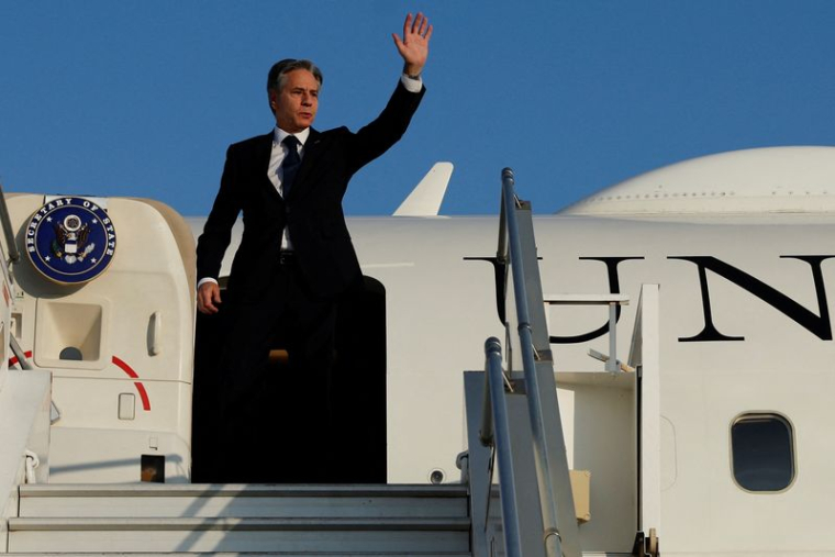 Le secrétaire d'État américain Antony Blinken salue alors qu'il monte dans son avion à Amman, en Jordanie