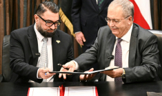 Le ministre syrien de la Justice, Mazhar al-Wais (g), et le vice-Premier ministre libanais, Tarek Metri (d), signent un accord d'échange de prisonniers à Beyrouth, le 6 février 2026 ( AFP / JOSEPH EID )