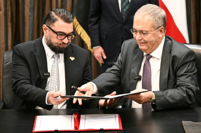 Le ministre syrien de la Justice, Mazhar al-Wais (g), et le vice-Premier ministre libanais, Tarek Metri (d), signent un accord d'échange de prisonniers à Beyrouth, le 6 février 2026 ( AFP / JOSEPH EID )