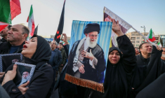 Une foule rassemblée après la mort du guide suprême iranien Ali Khamenei, tué dans une opération militaire américano-israélienne, le 1er mars 2026 à Téhéran ( AFP / ATTA KENARE )