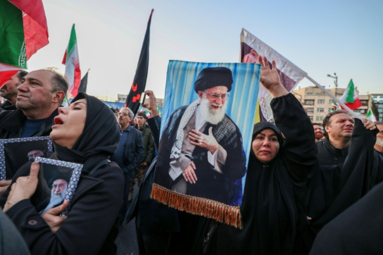 Une foule rassemblée après la mort du guide suprême iranien Ali Khamenei, tué dans une opération militaire américano-israélienne, le 1er mars 2026 à Téhéran ( AFP / ATTA KENARE )