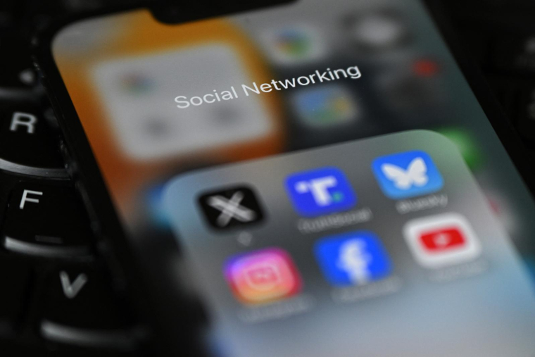 L'interdiction des réseaux sociaux aux moins de 15 ans est un combat que mène le Président de la République depuis plusieurs mois. ( AFP / JUSTIN TALLIS )