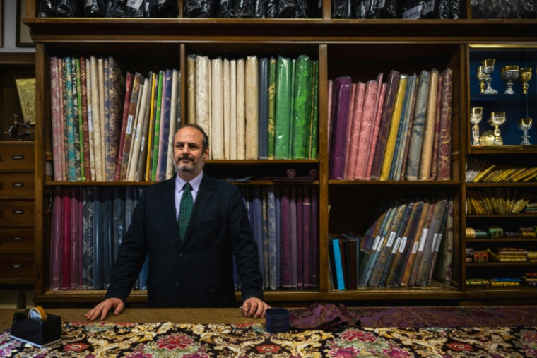 Le tailleur Lorenzo Gammarelli, dans son magasin de Rome le 24 avril 2025 ( AFP / Andrej ISAKOVIC )