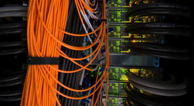 Le super calculateur de Total, situé dans son centre de recherche à Pau, possède une puissance de calcul équivalente à celle de 80.000 ordinateurs portables. (© L. Pascal / Total)