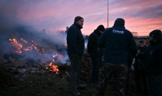 "Barrage filtrant" d' agriculteurs français à l'entrée du port du Havre afin de dénoncer l'accord signé par l'UE avec les pays du Mercosur, le 11 janvier 2026 ( AFP / Lou BENOIST )