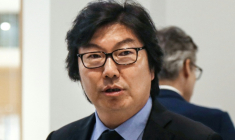 Jean-Vincent Placé arrive le 11 juillet 2028 au tribunal correctionnel de Paris pour répondre lors de son procès d’agression et d’insultes à caractère racial, après une soirée très arrosée en avril 2018 ( AFP / Jacques DEMARTHON )