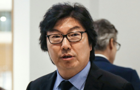 Jean-Vincent Placé arrive le 11 juillet 2028 au tribunal correctionnel de Paris pour répondre lors de son procès d’agression et d’insultes à caractère racial, après une soirée très arrosée en avril 2018 ( AFP / Jacques DEMARTHON )