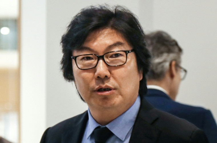 Jean-Vincent Placé arrive le 11 juillet 2028 au tribunal correctionnel de Paris pour répondre lors de son procès d’agression et d’insultes à caractère racial, après une soirée très arrosée en avril 2018 ( AFP / Jacques DEMARTHON )