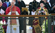 Le pape Léon XIV et le patriarche Bartholomée Ier de Constantinople assistent à un office de prière œcuménique près de la basilique byzantine engloutie de Saint-Néophyte, au bord du lac d'Iznik, le 28 novembre 2025. ( AFP / Andreas SOLARO )