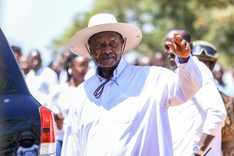 Le président sortant Yoweri Museveni, candidat à la présidentielle, salue ses partisans après avoir voté à Rwakitura, le 15 janvier 2026 en Ouganda ( AFP / - )
