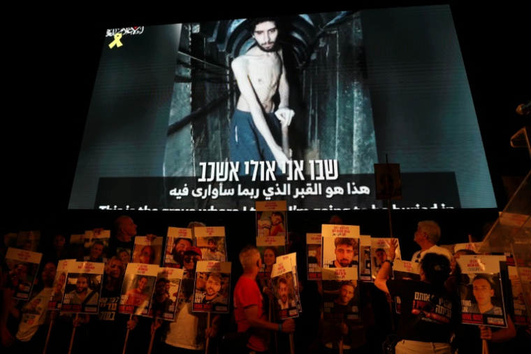 Des manifestants rassemblés devant le portrait de l'otage israélien Evyatar David, à Tel-Aviv le 13 septembre 2025 ( AFP / Jack GUEZ )