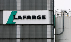 Le logo du fabricant français de matériaux de construction Lafarge sur une usine de production de béton Lafarge à Pantin, près de Paris