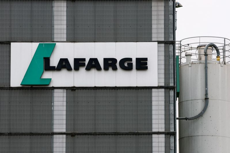 Le logo du fabricant français de matériaux de construction Lafarge sur une usine de production de béton Lafarge à Pantin, près de Paris