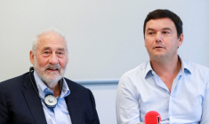 Joseph Stiglitz et Thomas Piketty, en septembre 2019, à Paris ( AFP / JACQUES DEMARTHON )