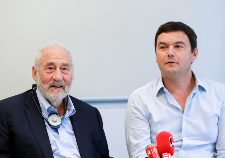 Joseph Stiglitz et Thomas Piketty, en septembre 2019, à Paris ( AFP / JACQUES DEMARTHON )
