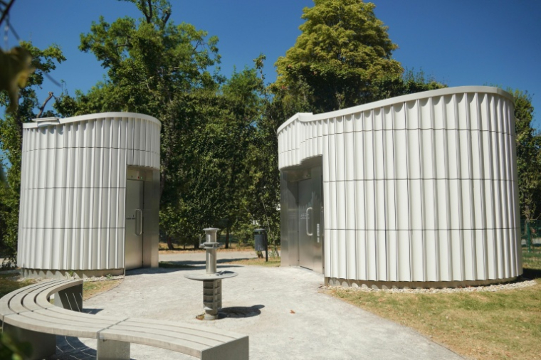 Des toilettes publiques non genrées à Vienne, en Autriche, le 12 août 2026.  ( AFP / PATRICK SIEBER )