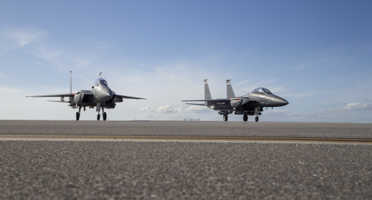 Un duo de F-15EX produits par Boeing. En matière de défense, l'avionneur a fort à faire avec la concurrence du F-35 de Lockheed Martin (crédit : DVID)
