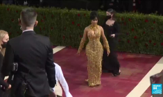 Mode : défilé de stars et extravagance au gala du Met à New York