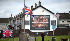 Une fresque murale anti-islam et une banderole anti-immigration à Whiteabbey, dans le nord de Belfast, en Irlande du Nord, le 12 juin 2026 ( AFP / Henry NICHOLLS )