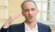 L'eurodéputé Raphaël Glucksmann le 23 mai 2025 à Matignon, à Paris ( AFP / Thomas SAMSON )