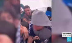 Aide humanitaire à Gaza : des colis alimentaires largués au-dessus de la mer