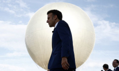 Le président français Macron visite le site de réinstallation de la vasque olympique à Paris