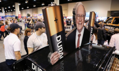 Des actionnaires achètent des produits à prix réduit lors de la réunion annuelle des actionnaires de Berkshire Hathaway à Omaha