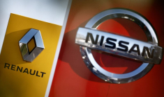 Photo des logos des constructeurs automobiles Nissan et Renault
