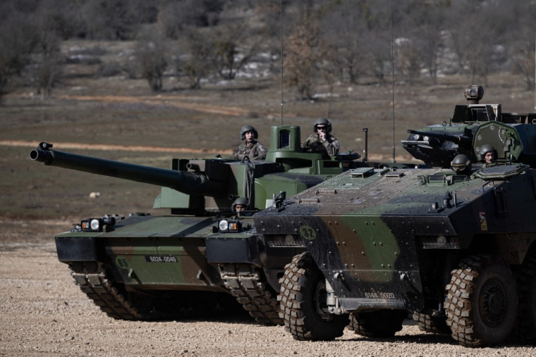 Un char Leclerc et un VCBI. (illustration) ( AFP / MIGUEL MEDINA )