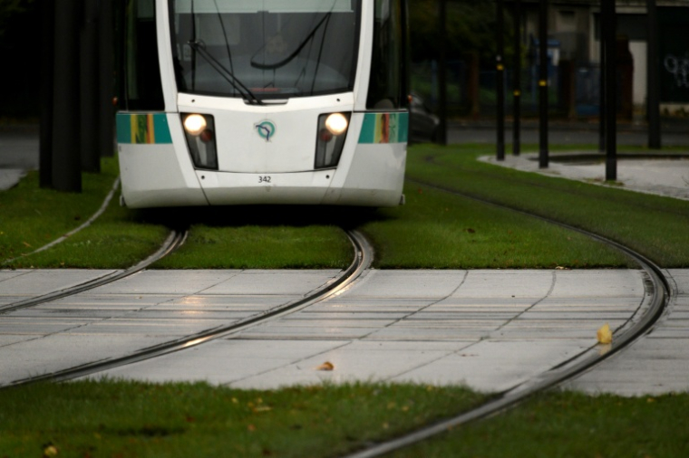 Un tramway sur la ligne T3B à Paris, le 26 novembre 2019 ( AFP / Lionel BONAVENTURE )