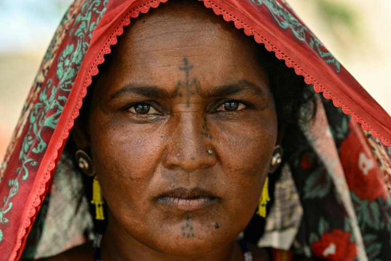 Une villageoise, le visage tatoué à l'encre, à la colonie Sodo Jogi à Umerkot, un district à majorité hindoue, le 15 juillet 2025 au Pakistan ( AFP / Asif HASSAN )