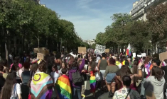 Marche des Fiertés: des milliers de personnes dans les rues de Paris