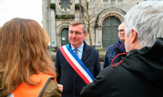 Le maire de Verdun, Samuel Hazard, lors d'une manifestation devant l'église Saint-Jean-Baptiste, à Verdun, dans la Meuse, le 15 novembre 2025 ( AFP / Jean-Christophe VERHAEGEN )