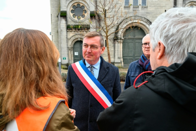 Le maire de Verdun, Samuel Hazard, lors d'une manifestation devant l'église Saint-Jean-Baptiste, à Verdun, dans la Meuse, le 15 novembre 2025 ( AFP / Jean-Christophe VERHAEGEN )