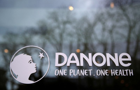 Le logo du groupe alimentaire français Danone est vu au siège de la société à Rueil-Malmaison près de Paris