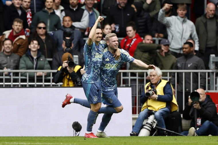 L’Ajax fait tomber le PSV et fonce vers le titre