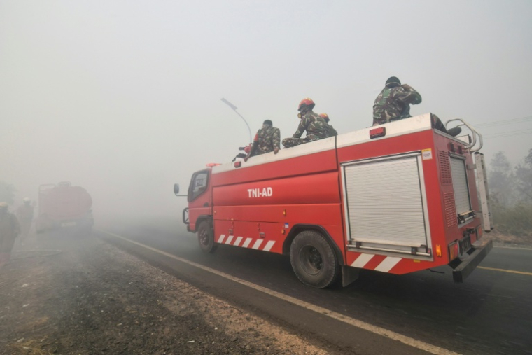Des pompiers mobilisés pour lutter contre des feux de forêt et de végétation à Banjar, dans le Kalimantan du Sud, le 21 septembre 2026 en Indonésie ( AFP / MUDA SAGALA )