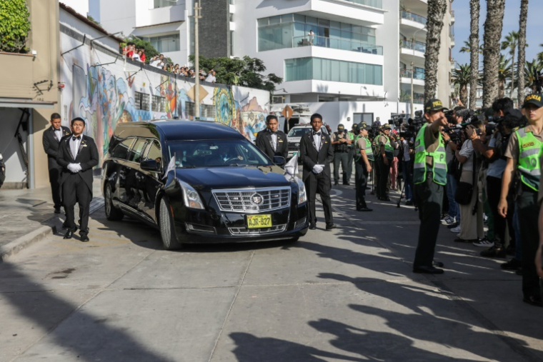 Le corbillard transportant le cercueil de l'écrivain péruvien Mario Vargas Llosa quitte son domicile pour se rendre au crématorium de Lima, le 14 avril 2025 ( AFP / CONNIE FRANCE )