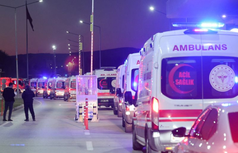 Des ambulances sont alignées à l'entrée du siège de la compagnie aéronautique turque TUSAS