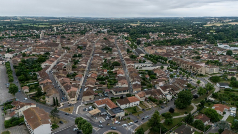 Vue aérienne de Fleurance dans le Gers le 4 juin 2026 ( AFP / Ed JONES )