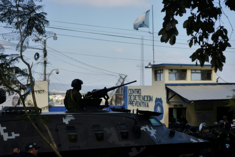 Un soldat guatémaltèque monte la garde à bord d'un véhicule, le 18 janvier 2026 à Guatemala ( AFP / Edwin BERCIAN )