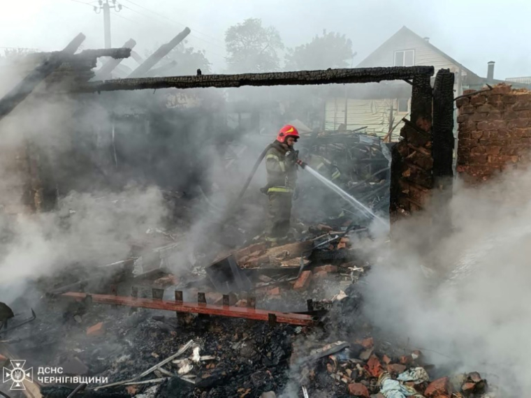 Photo prise et diffusée par le service d'urgence ukrainien, le 5 juin 2025, d'un pompier éteignant un incendie après une frappe de drone russe à Pryluky, dans la région de Tcherniguiv ( Service d'urgence ukrainien / Handout )