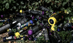 Des bouteilles de protoxyde d'azote, utilisé comme gaz hilarant, lors d'une opération de démantèlement d'un réseau de trafic de drogue, le 22 août 2025 à Melun, en Seine-et-Marne ( AFP / Thibaud MORITZ )