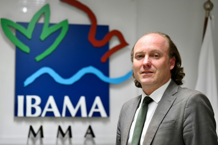 Le président de l'Agence brésilienne de contrôle environnemental (Ibama), Rodrigo Agostinho, lors d'une interview avec l'AFP à Brasilia, le 29 août 2025 ( AFP / Evaristo SA )