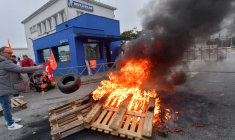 Protestations à Vannes après l'annonce de la fermeture de l'usine Michelin, le 8 novembre 2024. ( AFP / JEAN-FRANCOIS MONIER )