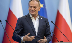 Donald Tusk, Premier ministre polonais, lors d'une conférence de presse conjointe avec le vice-président et président de Microsoft à Varsovie (Pologne), le 17 février 2025.  ( AFP / WOJTEK RADWANSKI )